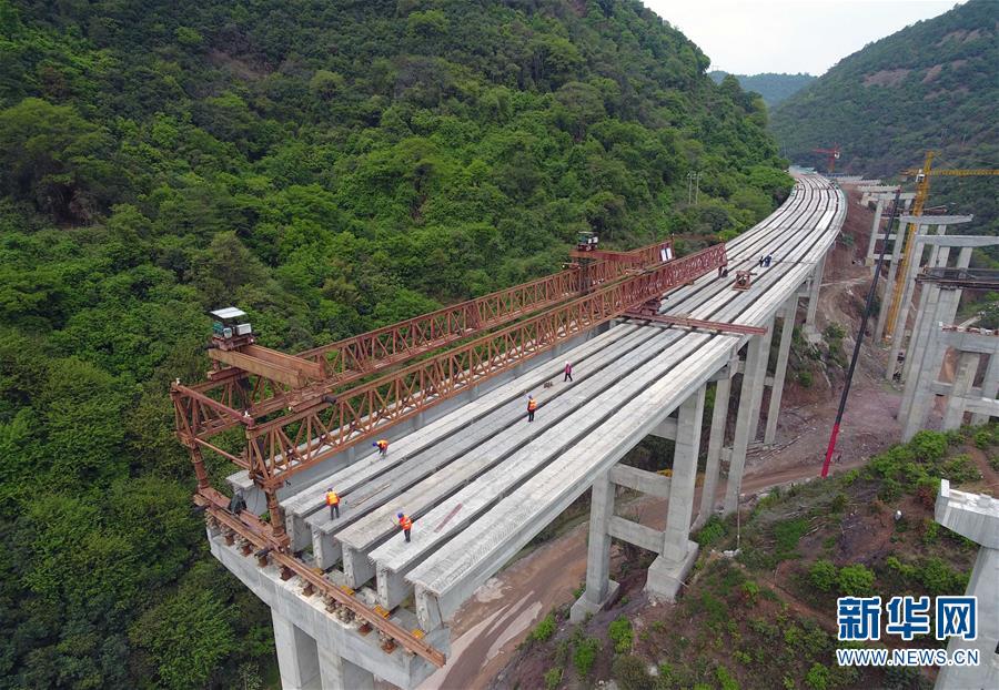 (經(jīng)濟)(3)昆楚高速公路岔河特大橋架梁忙