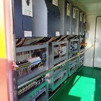 河南圣斯電氣全車(chē)變頻450T提梁機(jī)電氣室